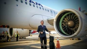 Otro paraguayo también pilotará el avión comercial más grande del mundo
