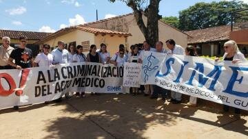 Médicos piden justicia para su colega imputada por supuesta negligencia