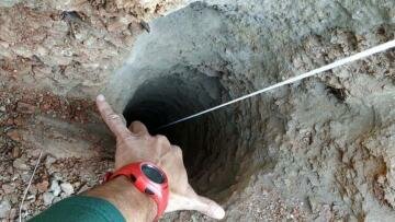 El niño español que cayó a un pozo estaba cubierto de tierra a 71 metros