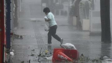El tifón Trami ya deja varios heridos en el...
