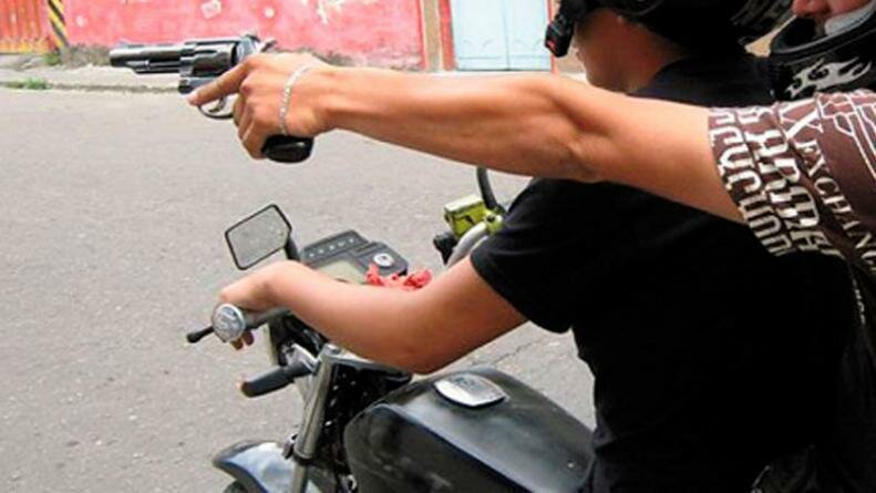 Motochorros disparan a un policía en parada de ómnibus