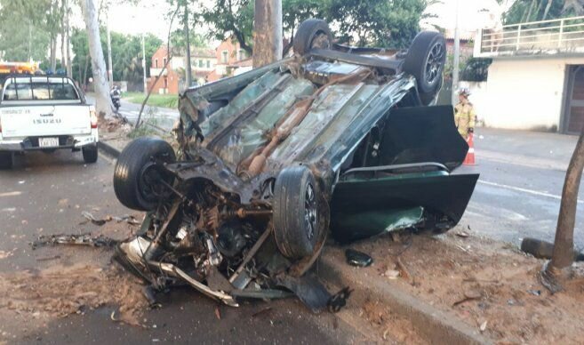 Camioneta vuelca en zona de tíºnel Semidei