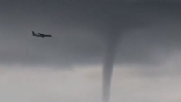 El aterrador aterrizaje de un avión cerca de tres tornados en Rusia | VIDEO