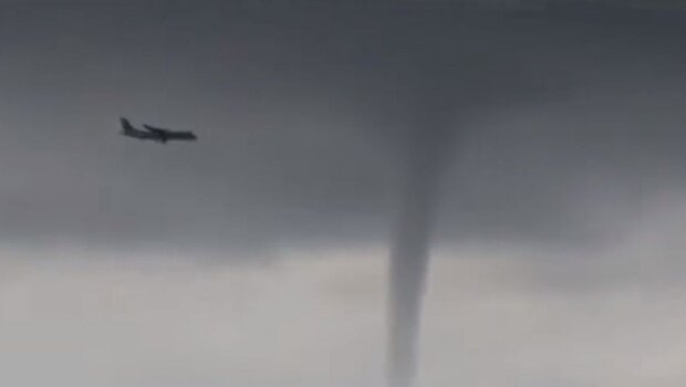 El aterrador aterrizaje de un avin cerca de tres tornados en Rusia | VIDEO